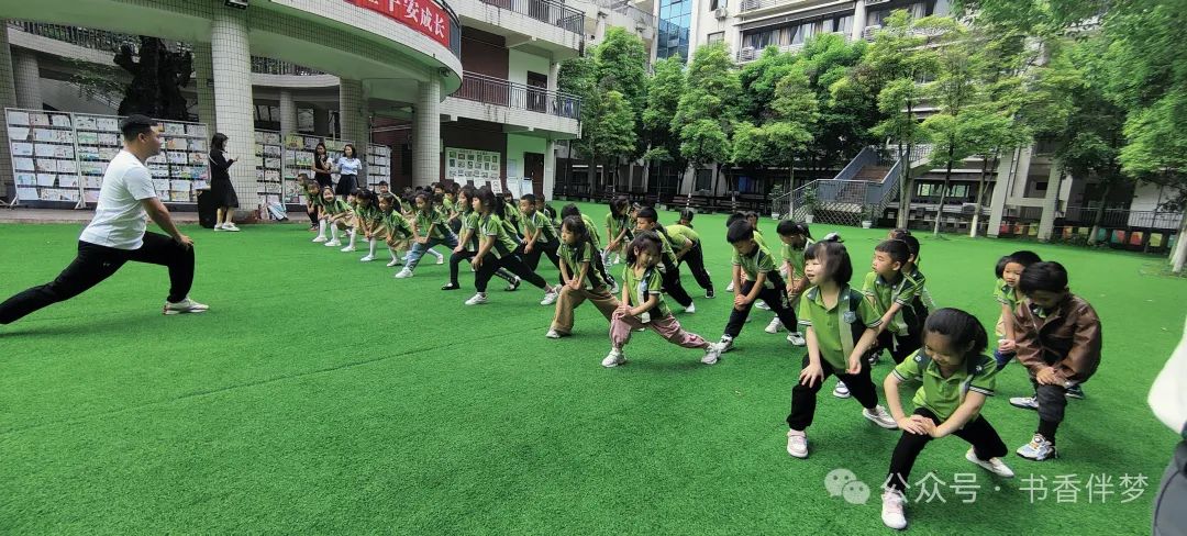 参观小学初体验,幼小衔接零距离——嵩南幼儿园大班幼儿走进电报路教育集团何其芳小学 第19张