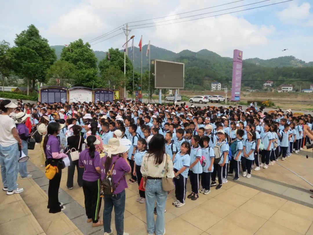 英山毕昇小学500多名师生到四季花海开展研学实践 第1张