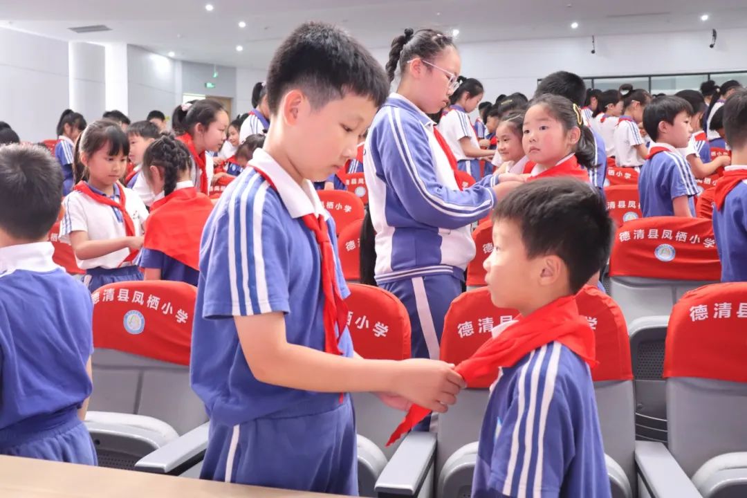 【凤栖小学•凤起德育】红领巾 心向党——德清县凤栖小学2023级少先队新队员入队仪式 第9张