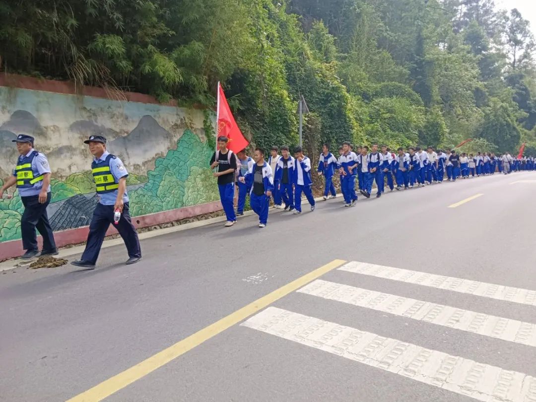 重走长征路,冲刺新中考 | 惠水三中开展九年级部远足拉练活动 第6张