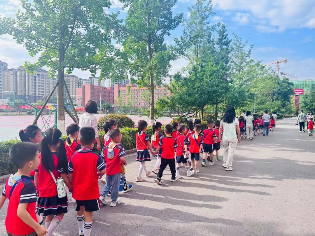 【凤幼动态】“初遇小学 筑梦成长”——幼小衔接之走进小学大班活动 第15张