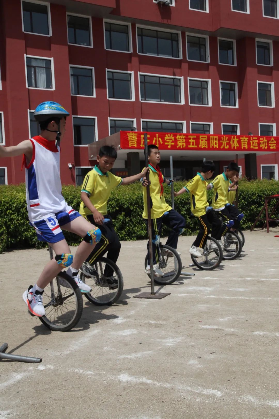 曹庄小学召开第五届阳光体育运动会----“健康育人 趣享运动” 第81张