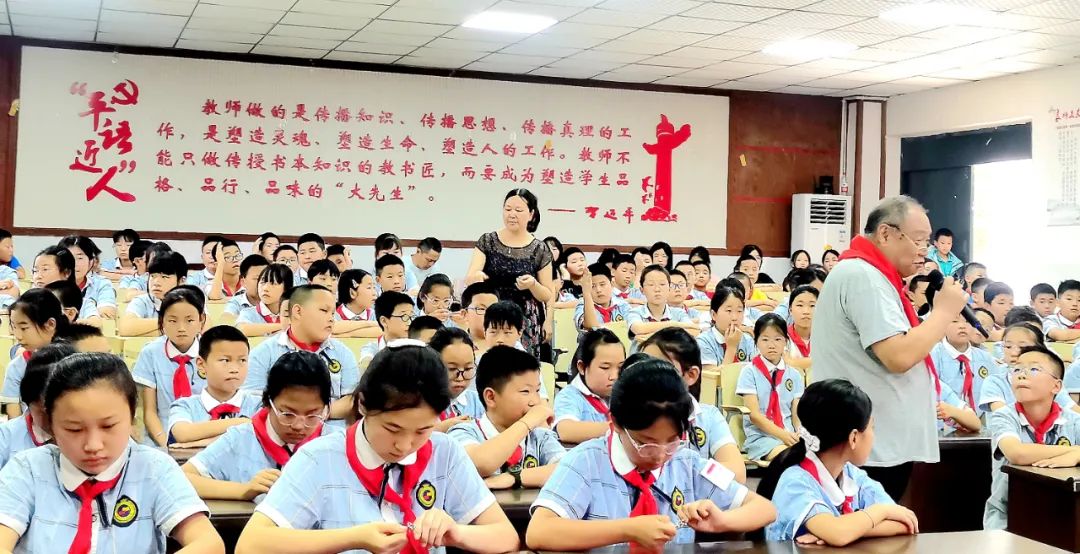 绵阳电子老科协赴吴家小学开展两弹一星精神宣讲 第3张