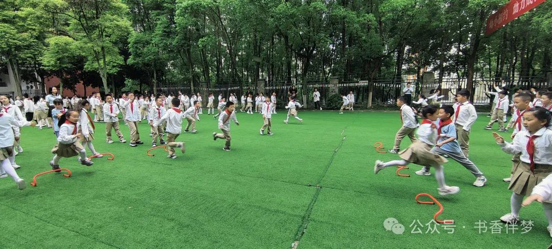 参观小学初体验,幼小衔接零距离——嵩南幼儿园大班幼儿走进电报路教育集团何其芳小学 第11张