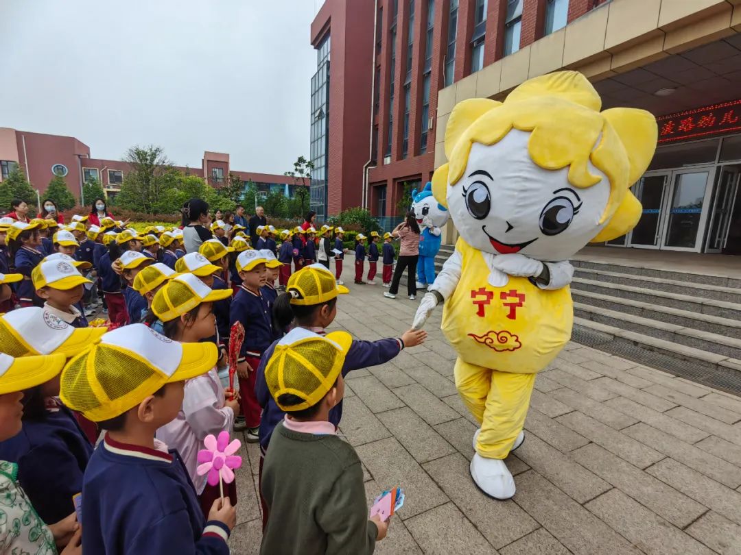 初夏“探”小学,一起“趣”成长 ——宁波路学校迎接宁波路幼儿园小朋友到校参观 第12张