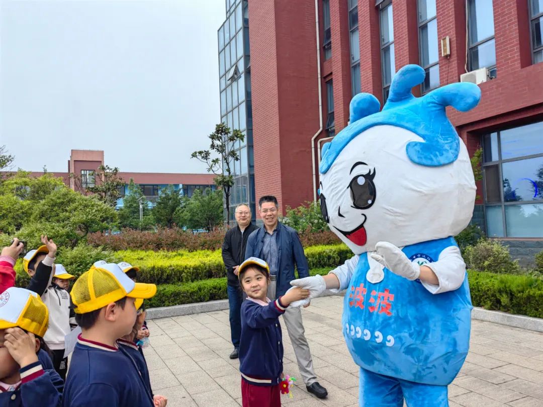 初夏“探”小学,一起“趣”成长 ——宁波路学校迎接宁波路幼儿园小朋友到校参观 第13张