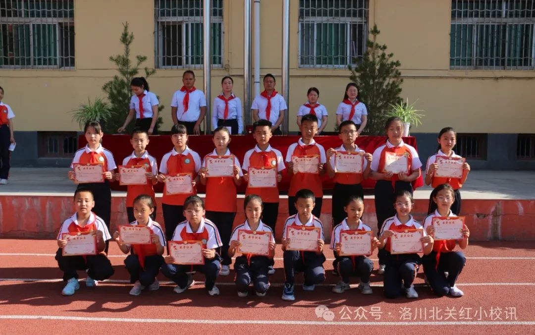 红军小学 | 红领巾爱祖国 争做新时代好队员——洛川北关红军小学一年级分批入队仪式 第45张