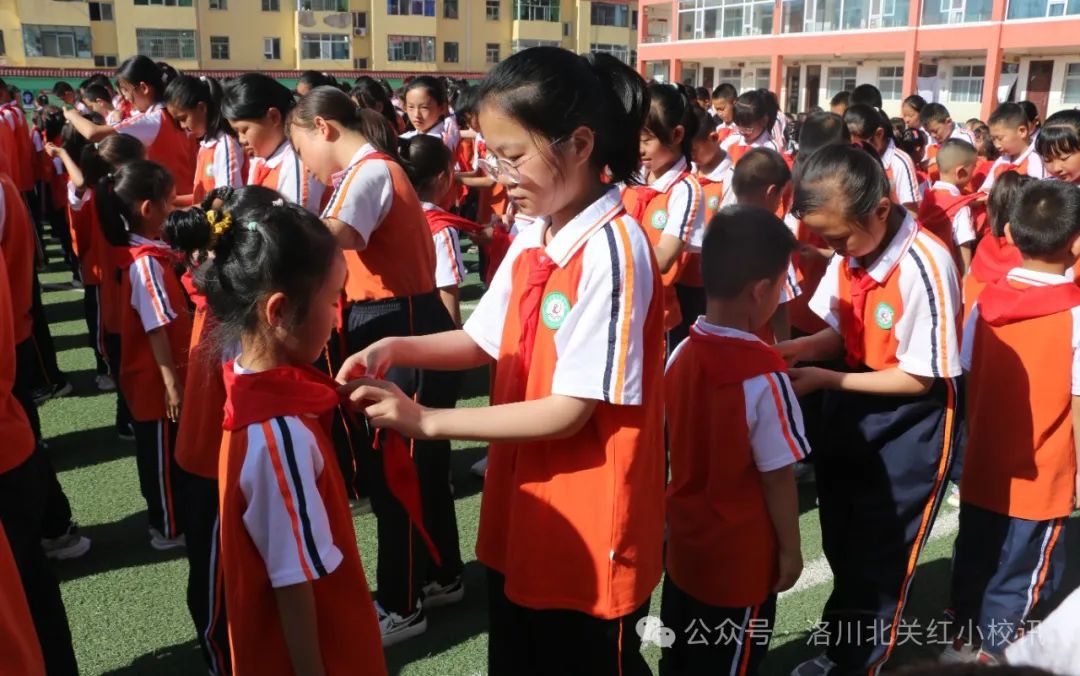 红军小学 | 红领巾爱祖国 争做新时代好队员——洛川北关红军小学一年级分批入队仪式 第17张