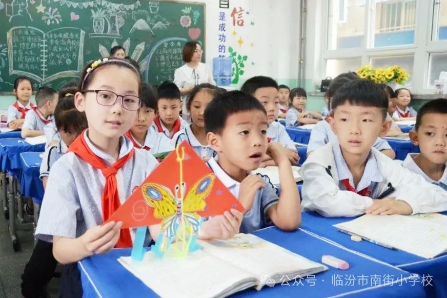 南街小学“同唱一首歌 共抒家校情”第三届校园艺术节系列活动——红领巾 爱祖国一年级入队仪式专场纪实 第26张