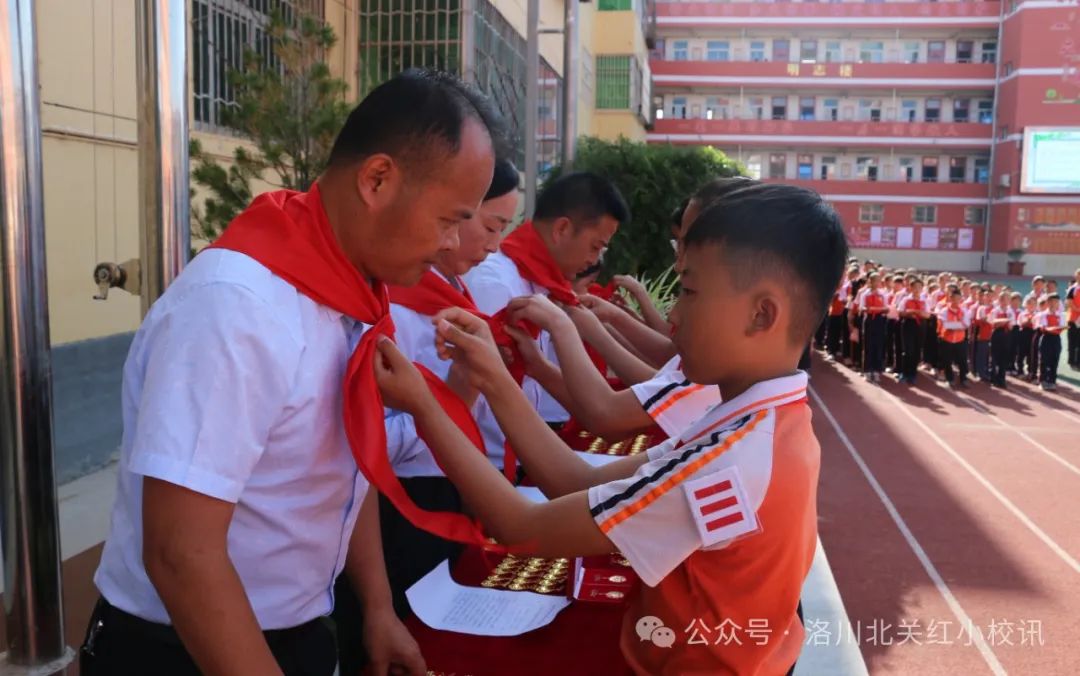 红军小学 | 红领巾爱祖国 争做新时代好队员——洛川北关红军小学一年级分批入队仪式 第11张