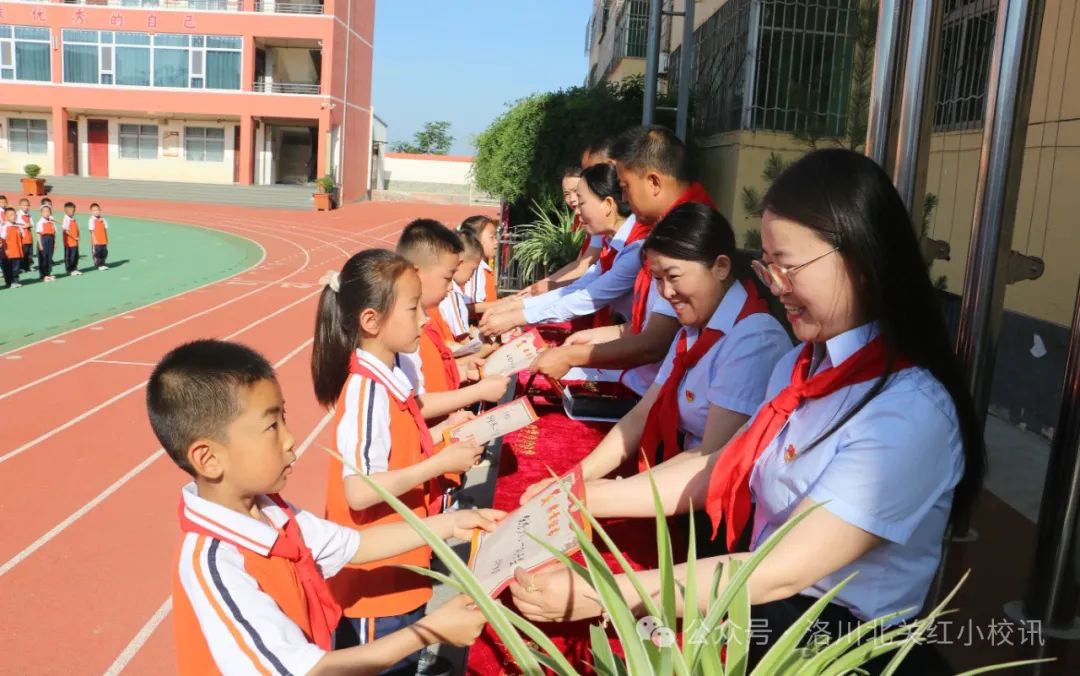 红军小学 | 红领巾爱祖国 争做新时代好队员——洛川北关红军小学一年级分批入队仪式 第38张