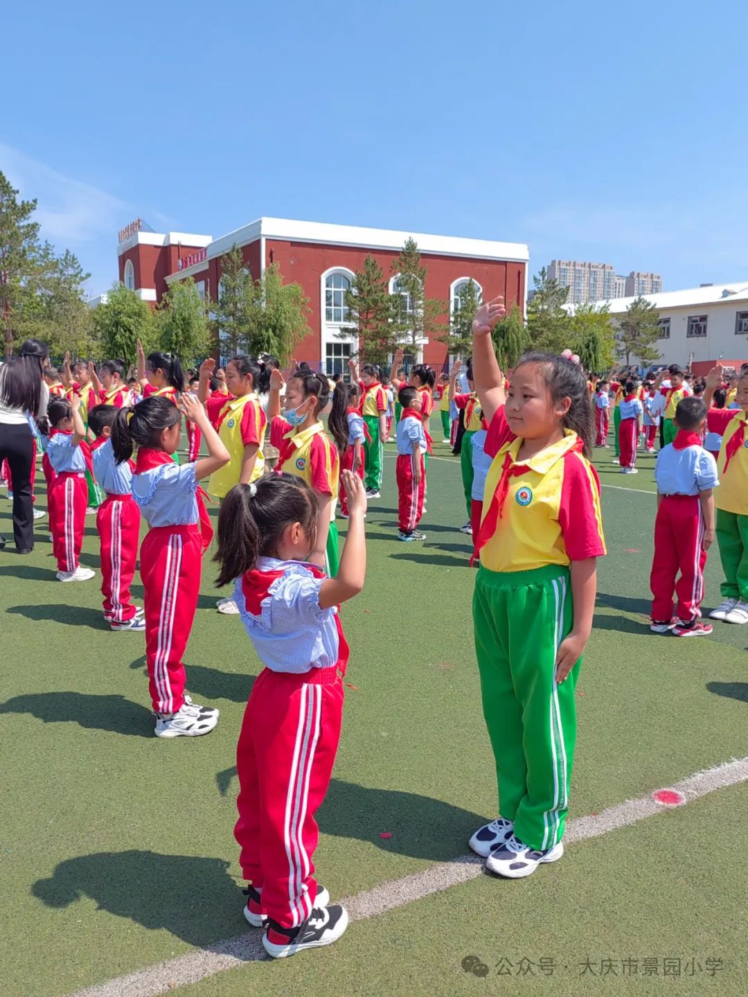 红领巾  爱祖国——景园小学举行新队员入队仪式 第12张