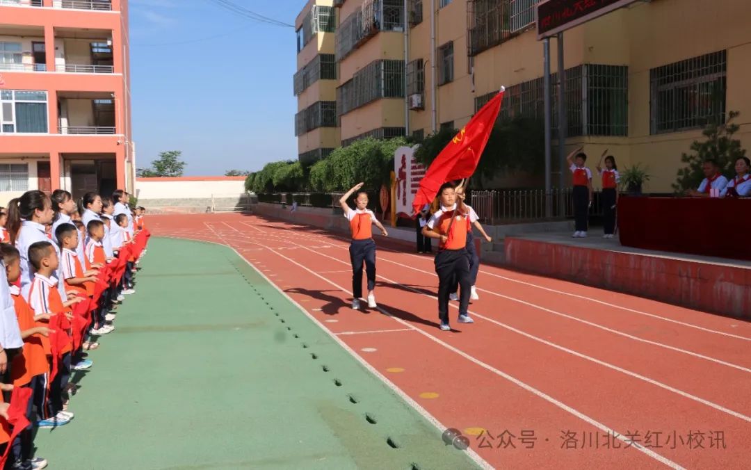 红军小学 | 红领巾爱祖国 争做新时代好队员——洛川北关红军小学一年级分批入队仪式 第13张