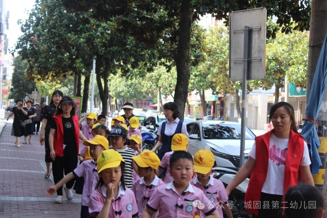 【二幼保教动态】初探小学  “幼”见成长——城固县第二幼儿园幼小衔接活动二之参观小学 第21张