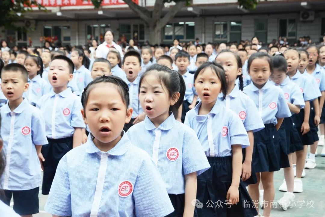 南街小学“同唱一首歌 共抒家校情”第三届校园艺术节系列活动——红领巾 爱祖国一年级入队仪式专场纪实 第14张