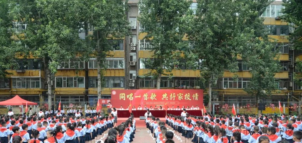 南街小学“同唱一首歌 共抒家校情”第三届校园艺术节系列活动——红领巾 爱祖国一年级入队仪式专场纪实 第4张