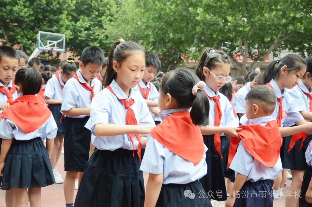 南街小学“同唱一首歌 共抒家校情”第三届校园艺术节系列活动——红领巾 爱祖国一年级入队仪式专场纪实 第18张