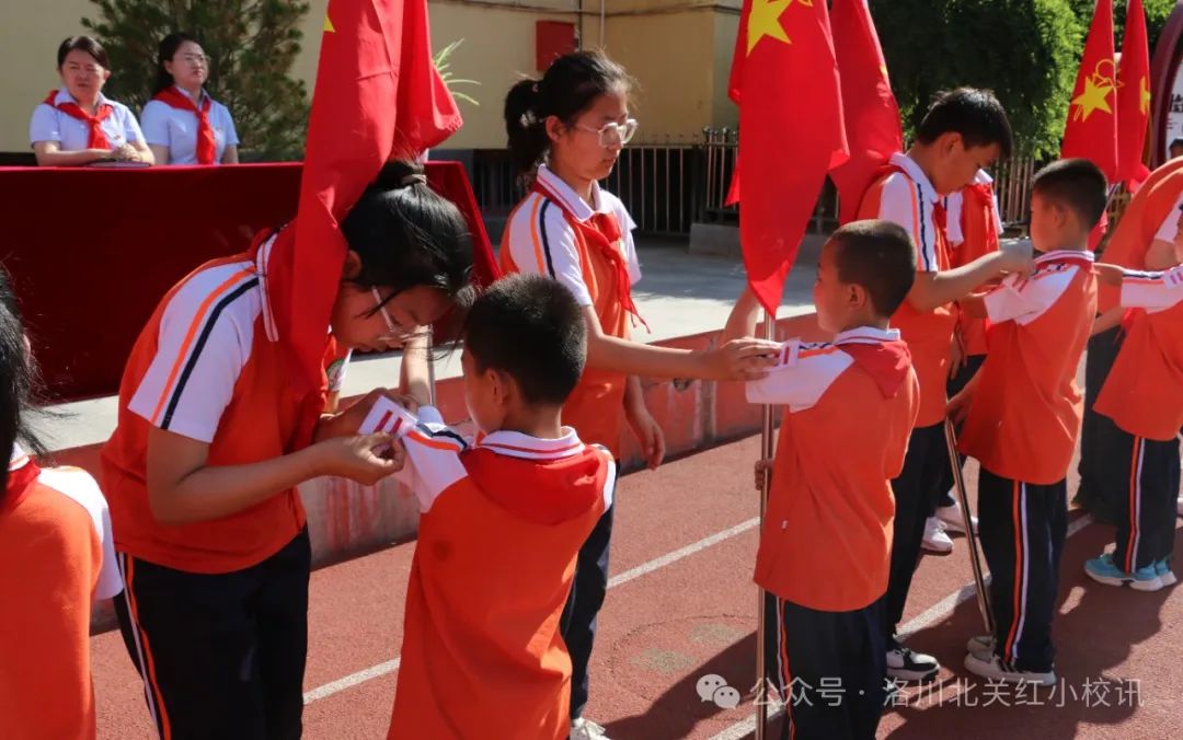 红军小学 | 红领巾爱祖国 争做新时代好队员——洛川北关红军小学一年级分批入队仪式 第24张