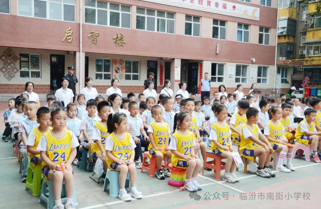 南街小学“同唱一首歌 共抒家校情”第三届校园艺术节系列活动——红领巾 爱祖国一年级入队仪式专场纪实 第9张