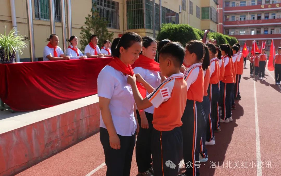 红军小学 | 红领巾爱祖国 争做新时代好队员——洛川北关红军小学一年级分批入队仪式 第26张