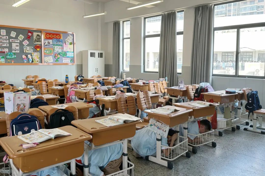 人人讲安全 个个会应急——金银湖第二小学(马池小学)应急消防演练 第6张