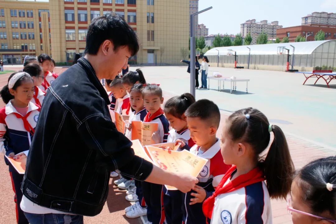 锡林浩特市第十三小学开展庆“六一”《红领巾爱祖国 石榴籽一家亲》主题升旗仪式暨“六一”表彰 第16张