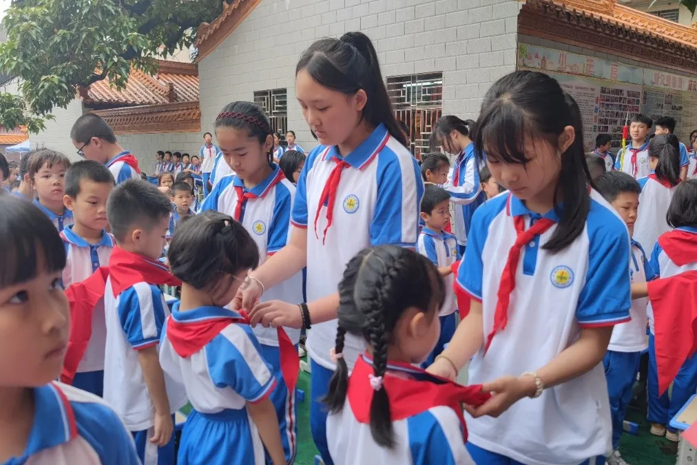 红领巾爱祖国——陆丰市东海街道中心小学、深圳市罗湖区桂园小学联合举行2024年新队员入队仪式 第46张