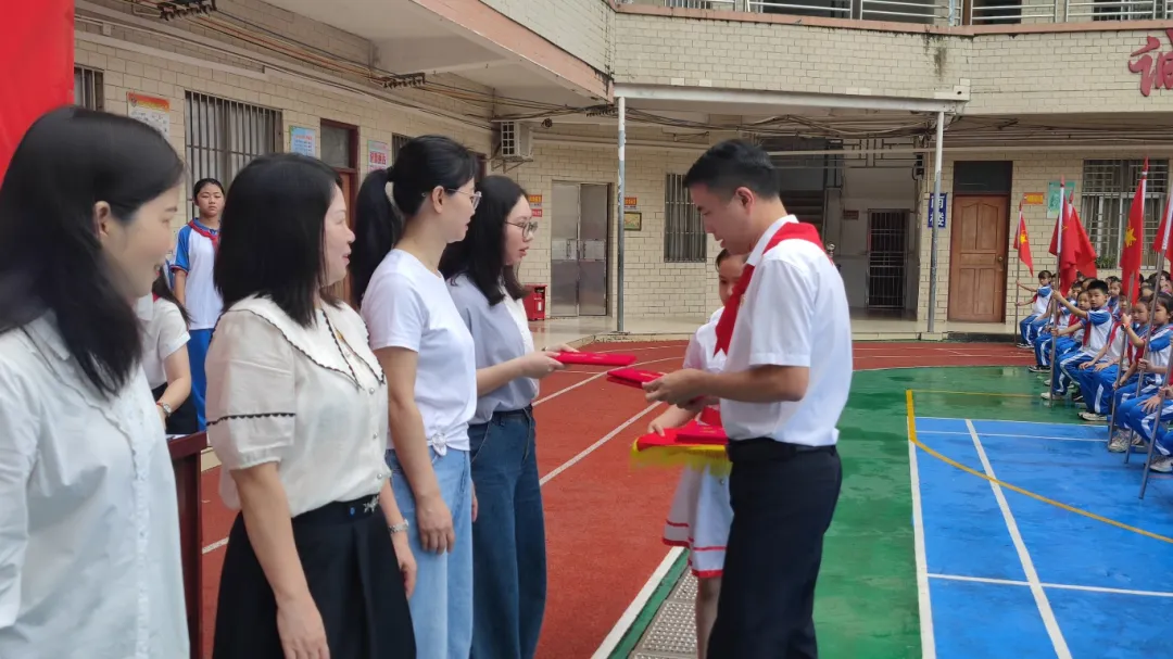 红领巾爱祖国——陆丰市东海街道中心小学、深圳市罗湖区桂园小学联合举行2024年新队员入队仪式 第63张