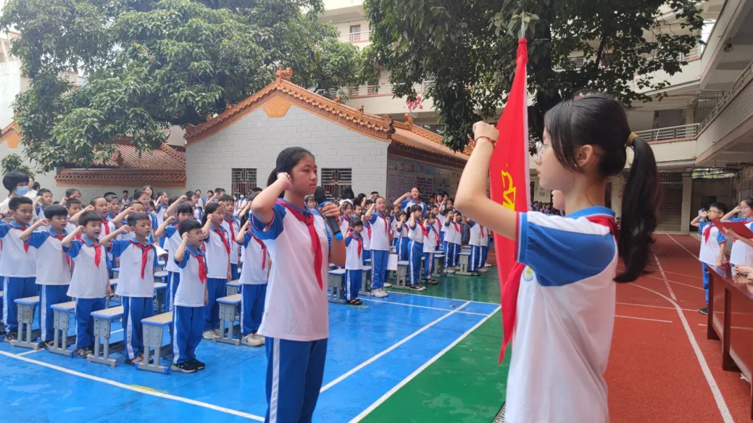 红领巾爱祖国——陆丰市东海街道中心小学、深圳市罗湖区桂园小学联合举行2024年新队员入队仪式 第55张