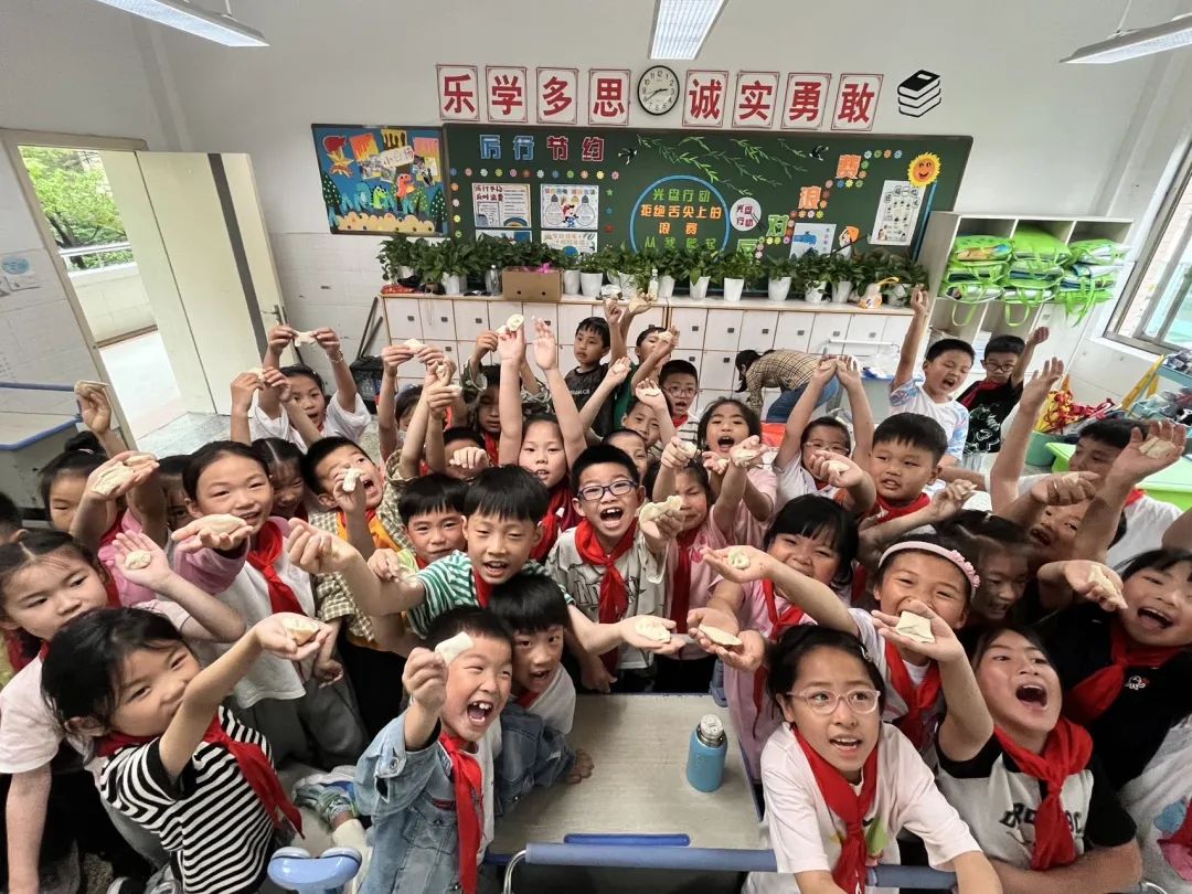 【黄杨梅小学 | 班级风采】黄杨梅小学202班包馄饨体验课 第11张