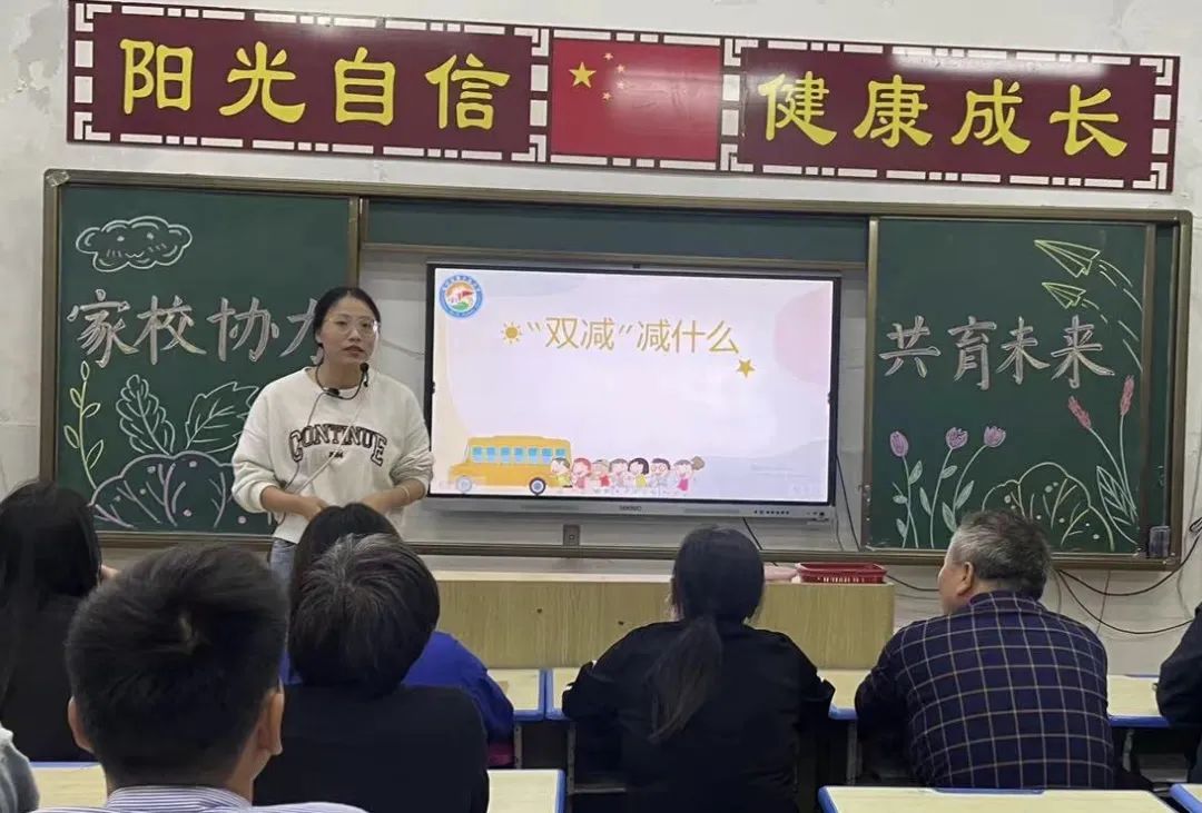 家校共育,静待花开——临川区第十五小学召开“双减”主题家长会 第3张