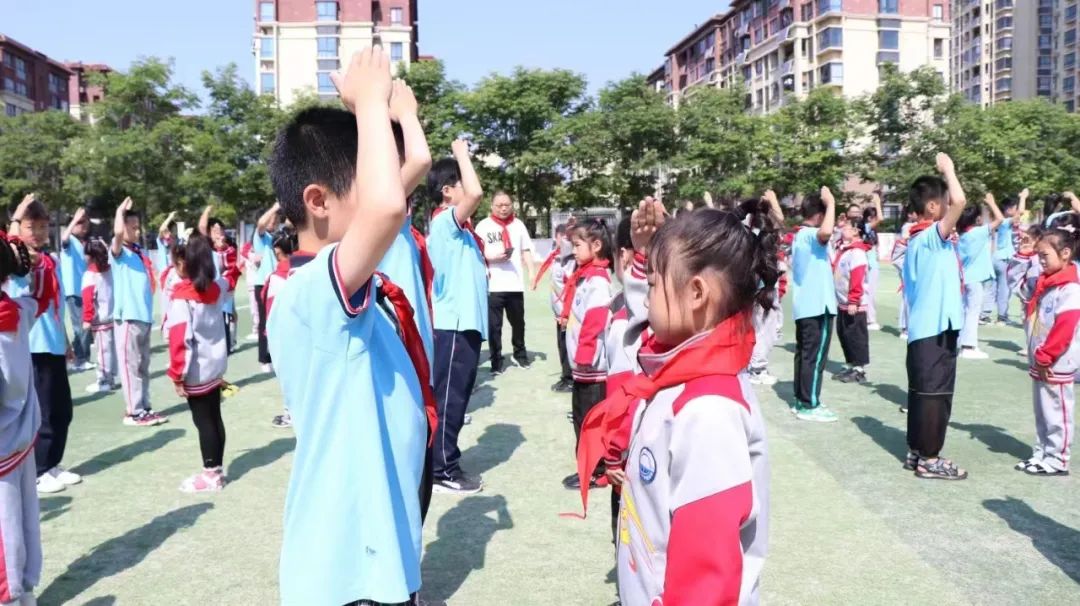 定远县花园湖小学举行一年级新生入队仪式 第9张