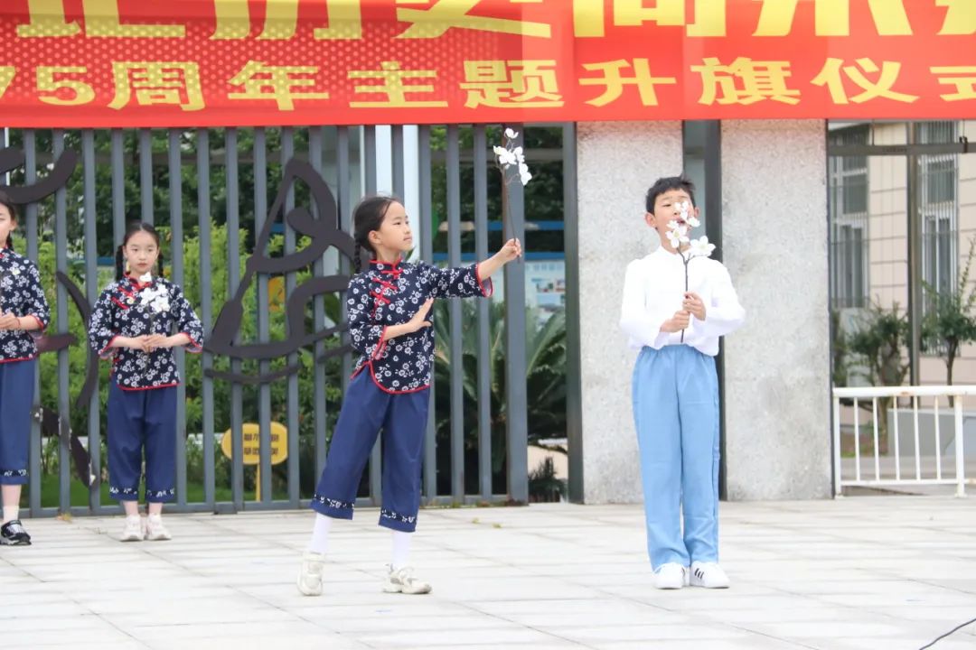 【校园纪事】东港小学——敬礼国旗记使命  铭记历史向未来 第33张