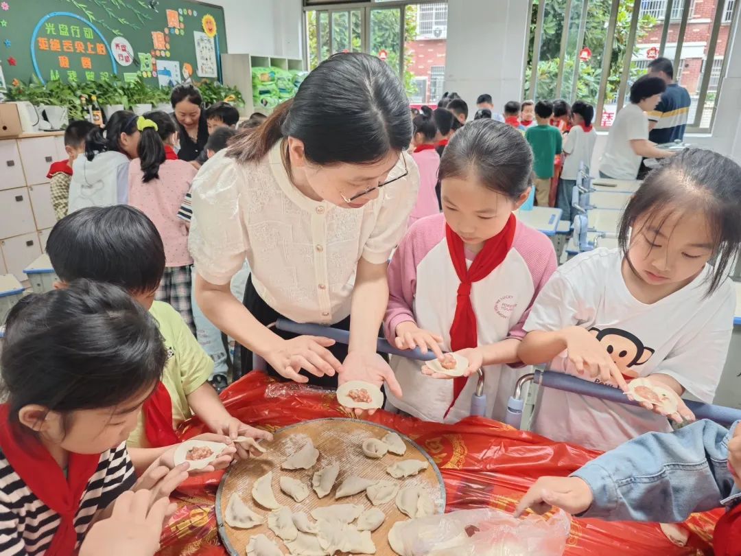 【黄杨梅小学 | 班级风采】黄杨梅小学202班包馄饨体验课 第15张