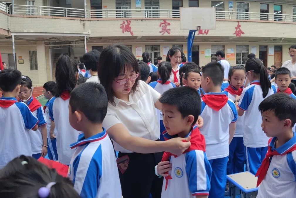 红领巾爱祖国——陆丰市东海街道中心小学、深圳市罗湖区桂园小学联合举行2024年新队员入队仪式 第47张