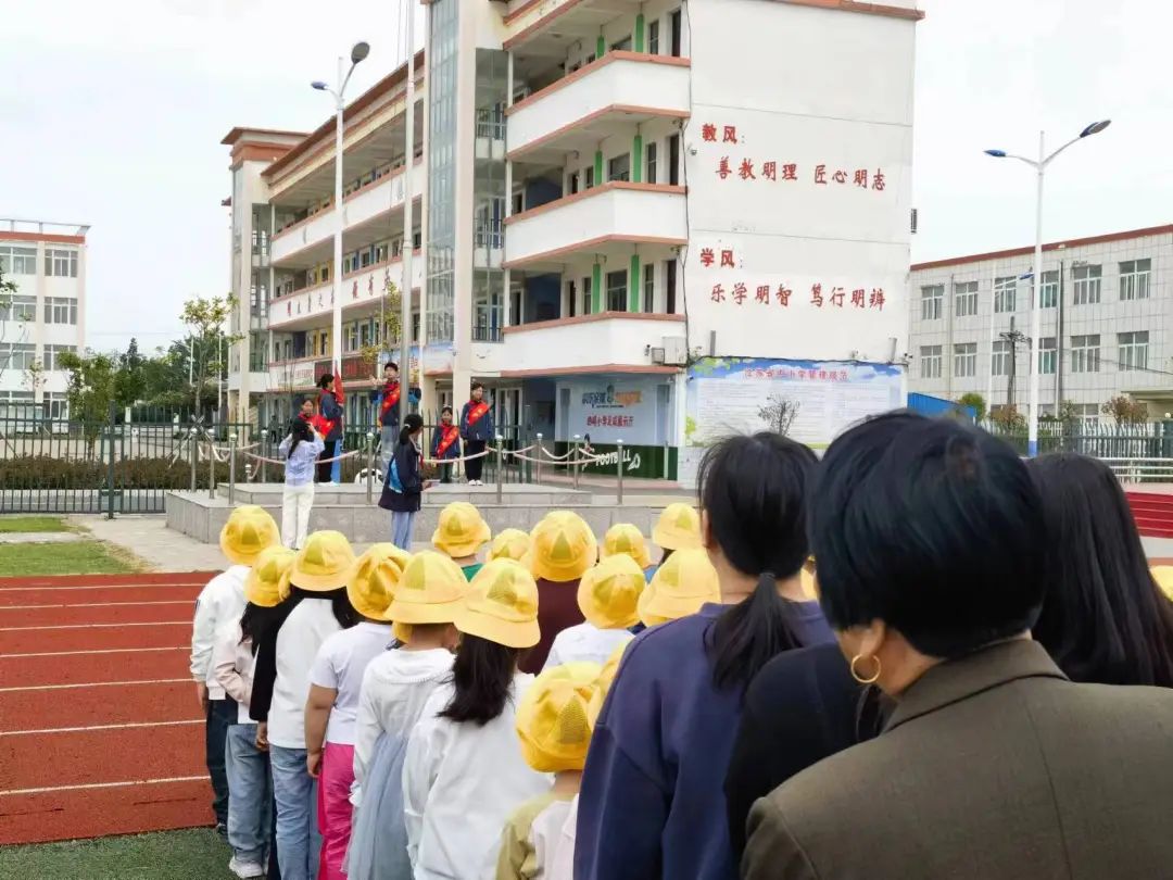 【四幼•保教】初探小学,“幼”见成长——射阳县四明镇实验幼儿园开展“走进小学”社会实践活动 第19张