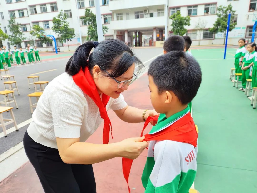 化州市实验小学2024年“六一”入队仪式暨红领巾奖章颁奖活动 第28张