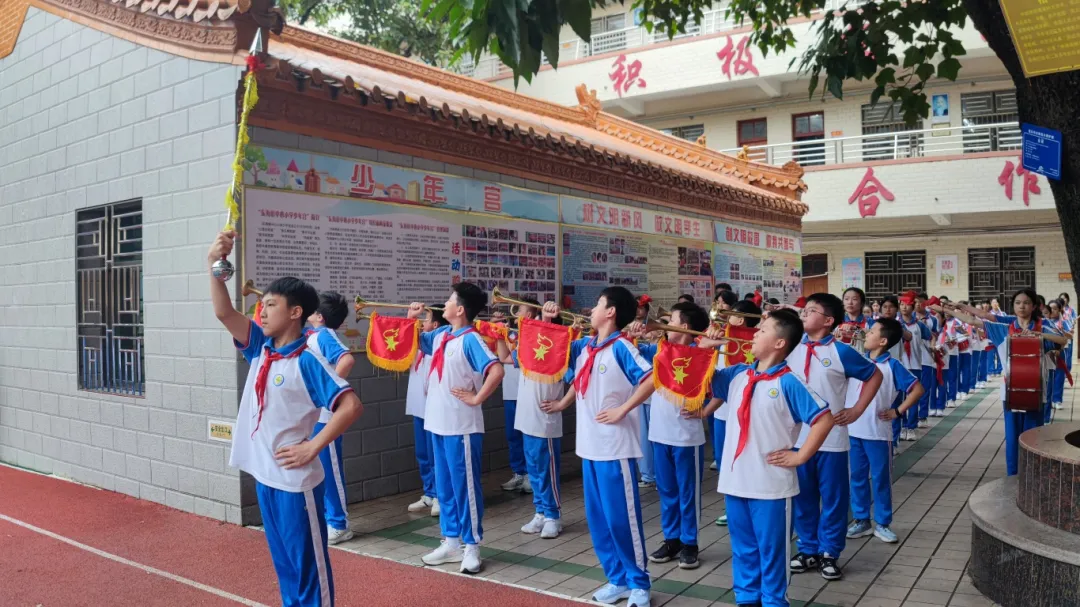 红领巾爱祖国——陆丰市东海街道中心小学、深圳市罗湖区桂园小学联合举行2024年新队员入队仪式 第30张