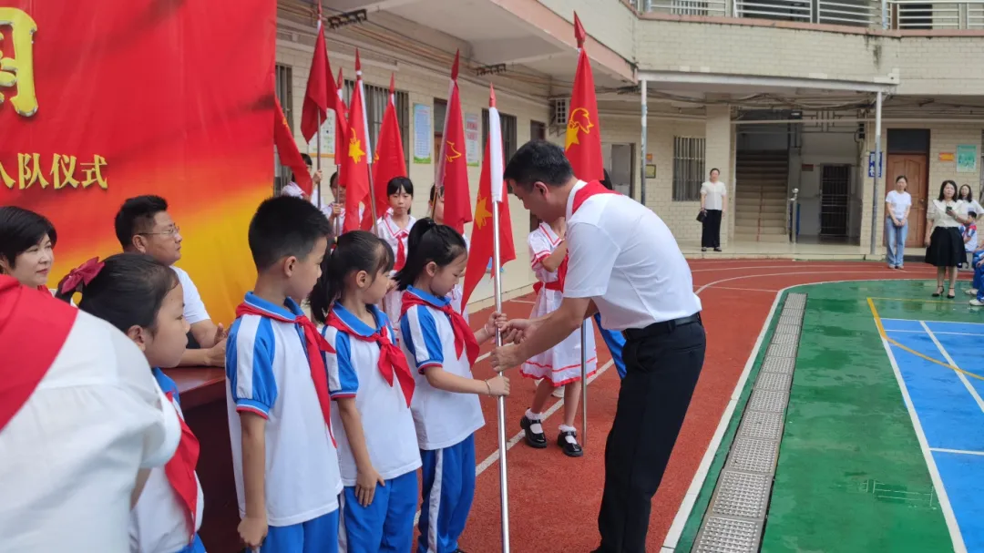 红领巾爱祖国——陆丰市东海街道中心小学、深圳市罗湖区桂园小学联合举行2024年新队员入队仪式 第60张