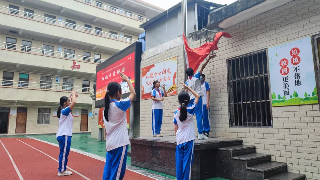 红领巾爱祖国——陆丰市东海街道中心小学、深圳市罗湖区桂园小学联合举行2024年新队员入队仪式 第22张