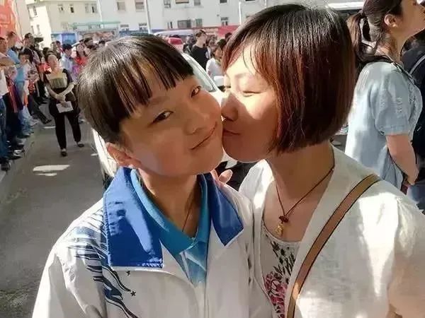 父亲晒出女儿中考图,看哭万人: 孩子,读书虽苦,却是最容易的那条! 第8张