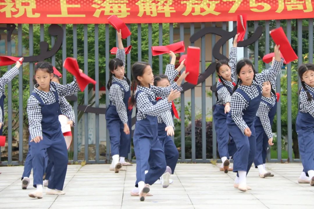 【校园纪事】东港小学——敬礼国旗记使命  铭记历史向未来 第20张