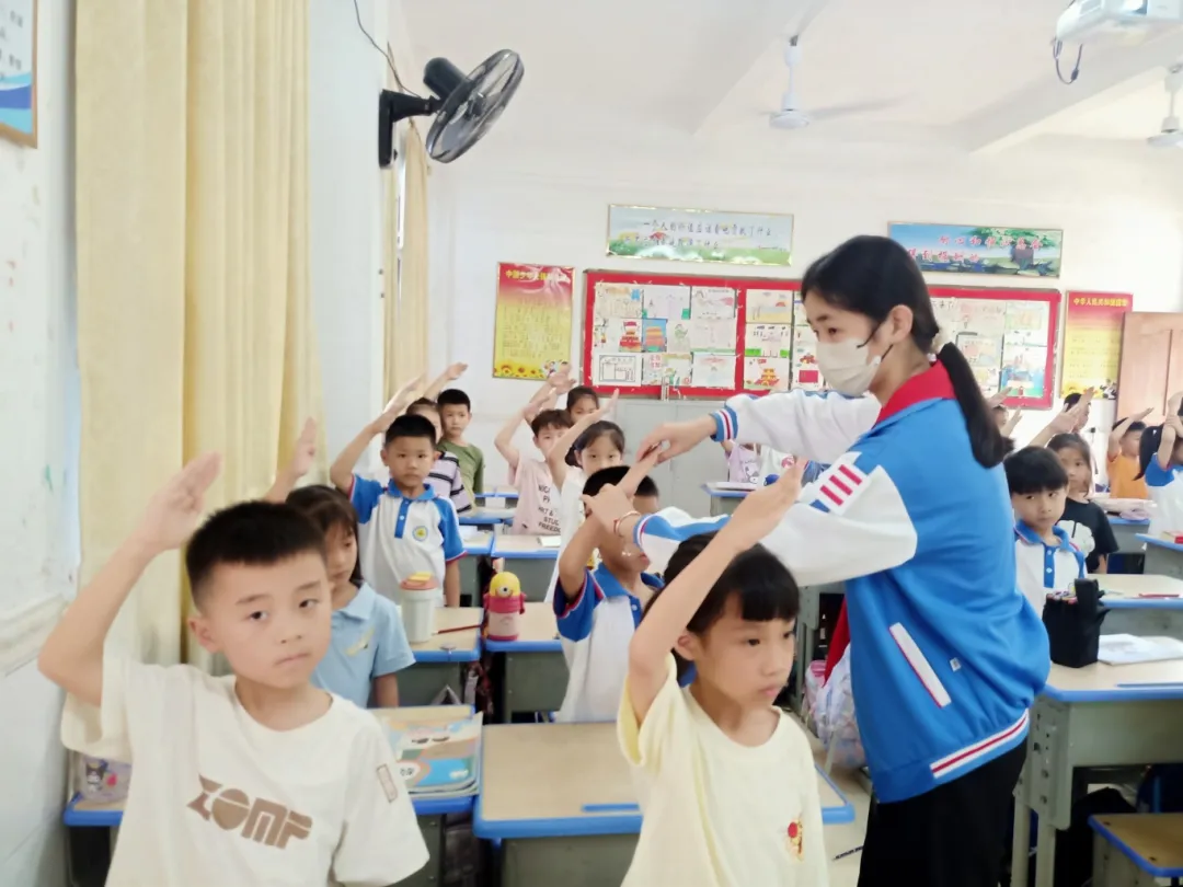 红领巾爱祖国——陆丰市东海街道中心小学、深圳市罗湖区桂园小学联合举行2024年新队员入队仪式 第10张