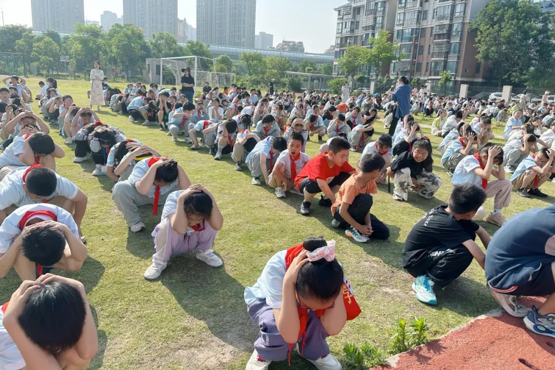 人人讲安全 个个会应急——金银湖第二小学(马池小学)应急消防演练 第10张