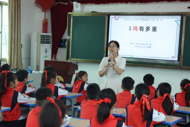 聚焦跨学科 融合促成长——泉州市举行小学数学许贻亮名师工作室“送研送训”暨第二次工作例会活动 第2张