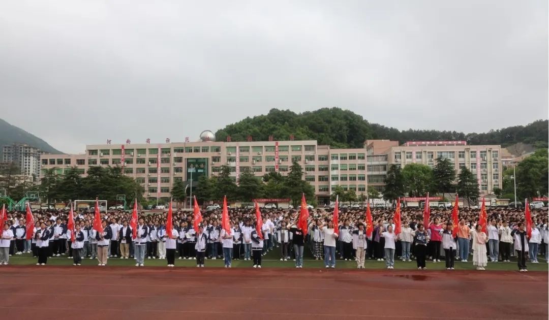 温馨祝福暖心送 助力高考凯旋歌|新县高中开展“我为高三送祝福”主题升旗仪式活动 第6张