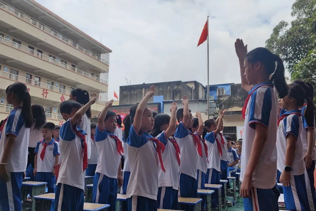 红领巾爱祖国——陆丰市东海街道中心小学、深圳市罗湖区桂园小学联合举行2024年新队员入队仪式 第48张