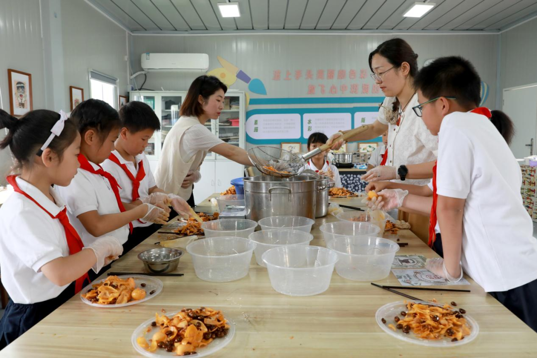 “巧手酿清甜,枇杷享清韵”——塘南小学李家桥校区枇杷节系列实践活动:枇杷罐头制作 第9张