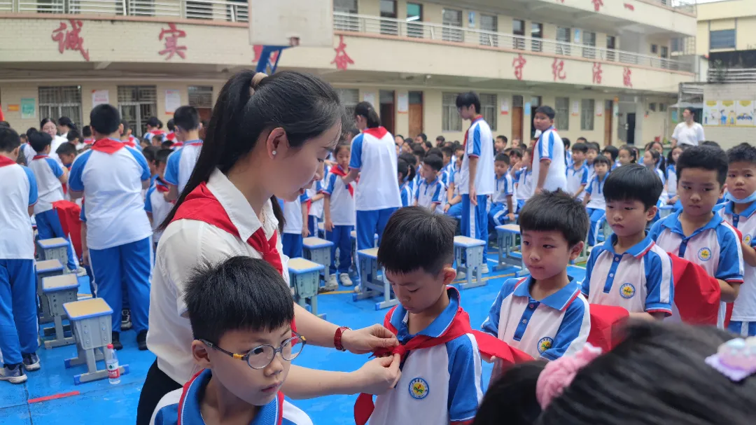 红领巾爱祖国——陆丰市东海街道中心小学、深圳市罗湖区桂园小学联合举行2024年新队员入队仪式 第45张