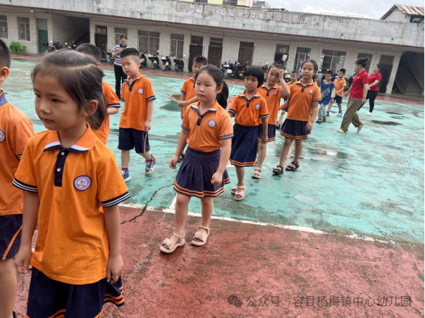 【幼小衔接】初探小学,“幼”见成长——容县杨梅镇中心幼儿园大班组参观小学活动 第5张